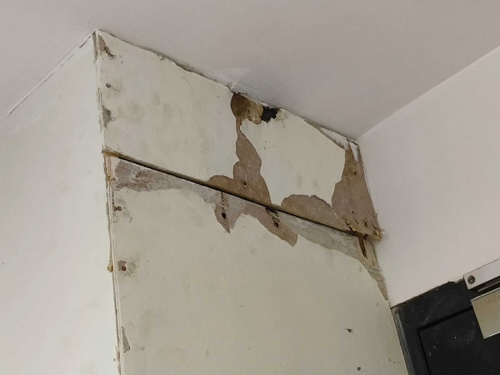 Damaged wall opening that may provide pest access near Dag, Jhalawar.